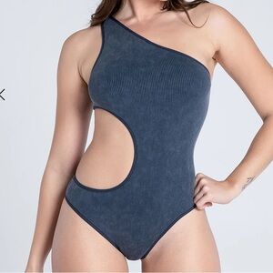 Cosmolle NWT grey sz large seamless‎  One-Shoulder Cutout Bodysuit snap crotch